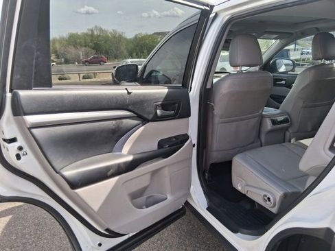 Used 2019 Toyota Highlander XLE image 5