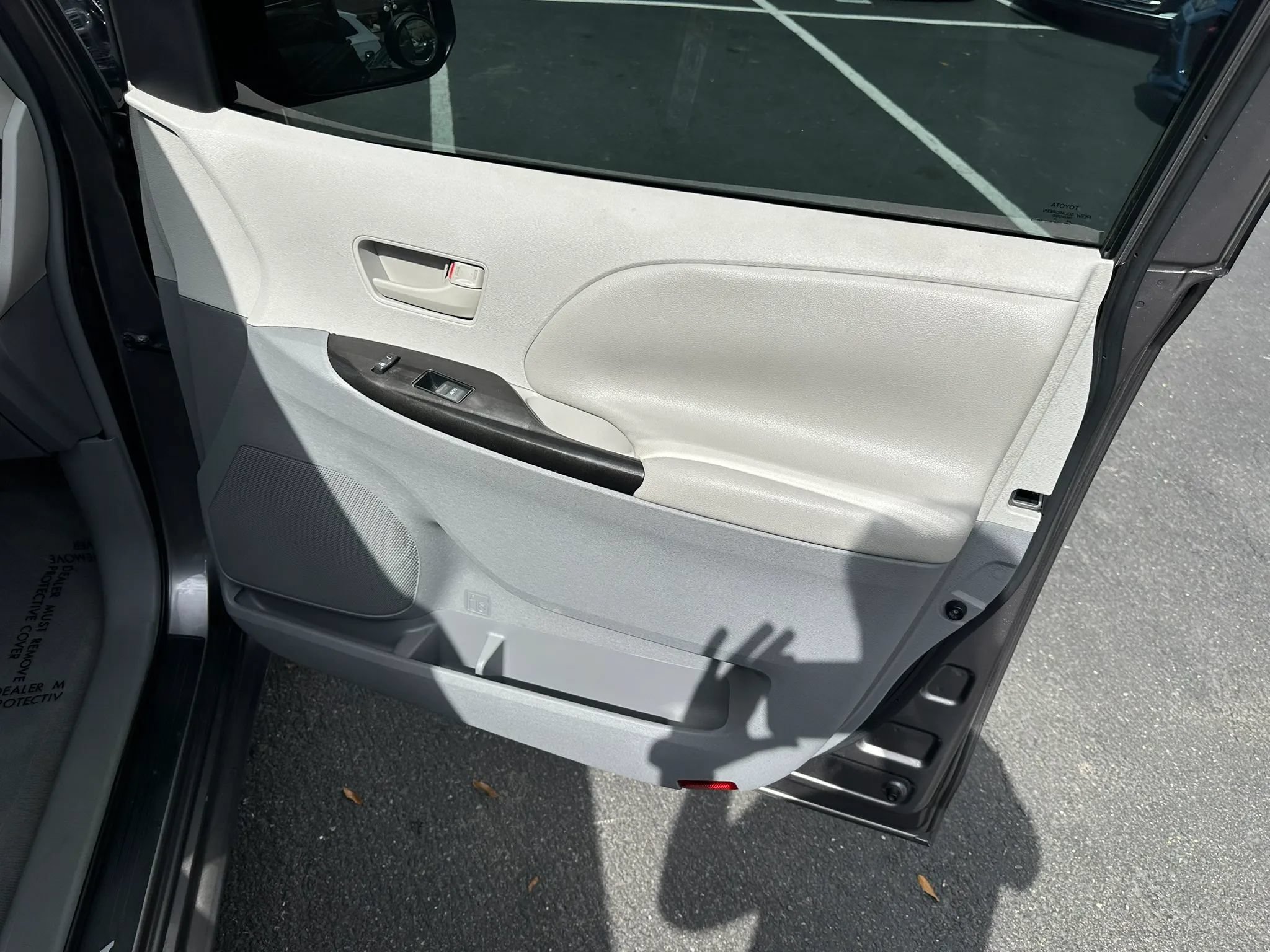 Used 2011 Toyota Sienna LE FWD image 16