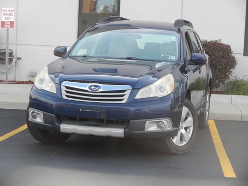 Used 2011 Subaru Outback 2.5i Premium w/ All-Weather Pkg AWD/4WD image 4