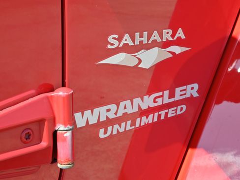 Used 2012 Jeep Wrangler Unlimited Sahara w/ Dual Top Group AWD/4WD image 19