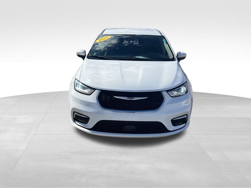Used 2023 Chrysler Pacifica Touring-L FWD image 9