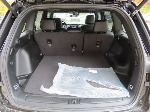 New 2025 Jeep Grand Cherokee Altitude image 17