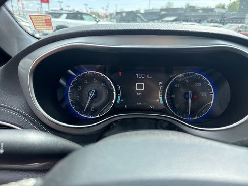 Used 2025 Chrysler Pacifica Limited FWD image 15