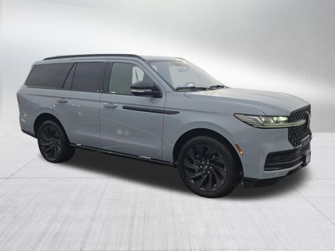Used 2025 Lincoln Navigator Reserve w/ Jet Appearance Package AWD/4WD image 2