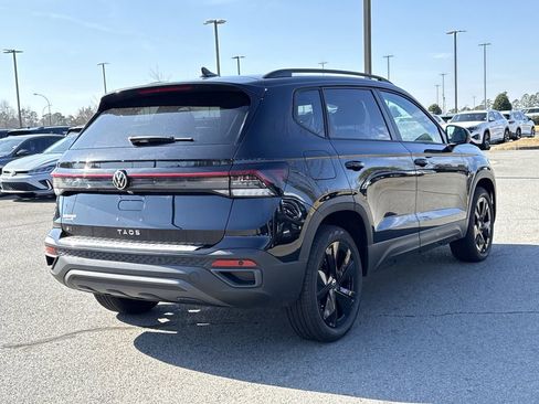 New 2026 Volkswagen Taos SE FWD image 5