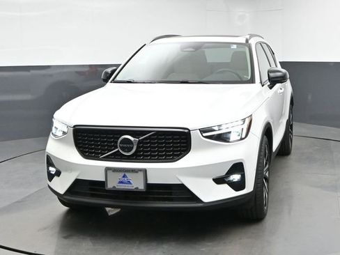 Used 2023 Volvo XC40 B5 Plus w/ Driver Assist Package AWD/4WD image 3