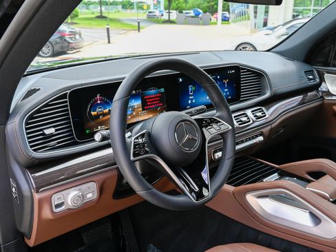 Used 2025 Mercedes-Benz GLS 450 4MATIC image 16
