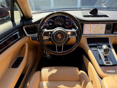 Used 2018 Porsche Panamera RWD image 30