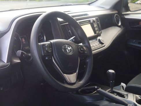 Used 2018 Toyota RAV4 LE AWD/4WD image 7