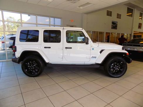 Certified 2025 Jeep Wrangler Unlimited Sahara AWD/4WD image 9