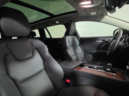 Used 2025 Volvo V60 B5 Cross Country Plus image 12