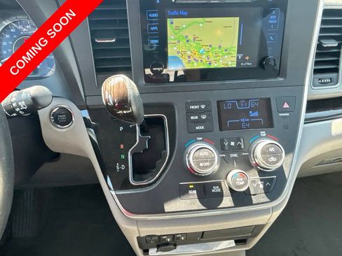 Used 2017 Toyota Sienna XLE FWD image 29