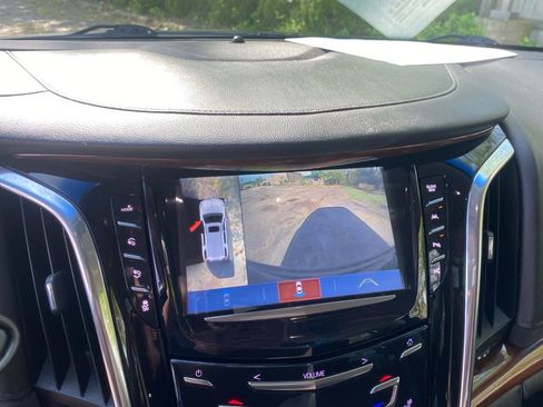 Used 2017 Cadillac Escalade ESV Luxury AWD/4WD image 17