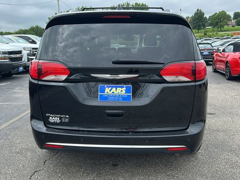 Used 2020 Chrysler Pacifica Touring-L image 9