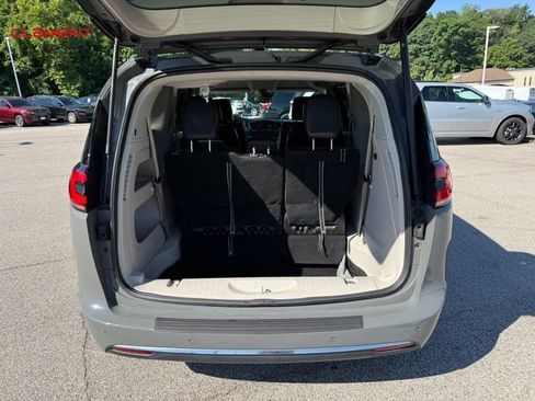 Used 2023 Chrysler Pacifica Touring-L FWD image 6