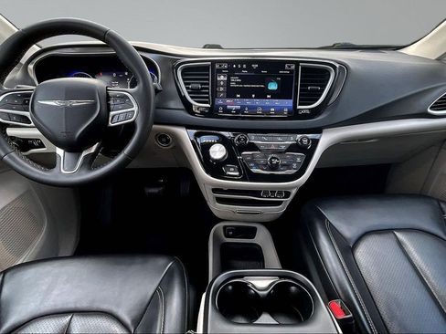 Used 2023 Chrysler Pacifica Touring-L FWD image 8