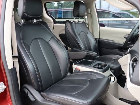 Used 2023 Chrysler Pacifica Touring-L FWD image 33