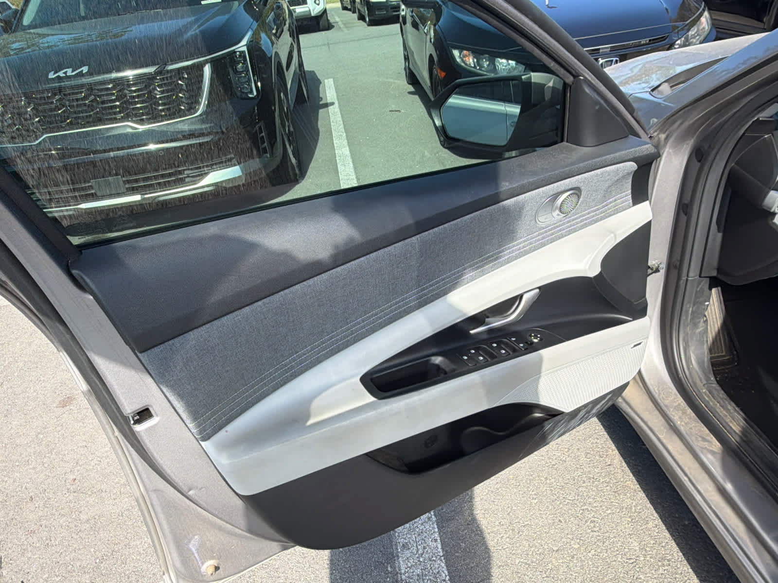 Used 2023 Hyundai Elantra Limited FWD image 9