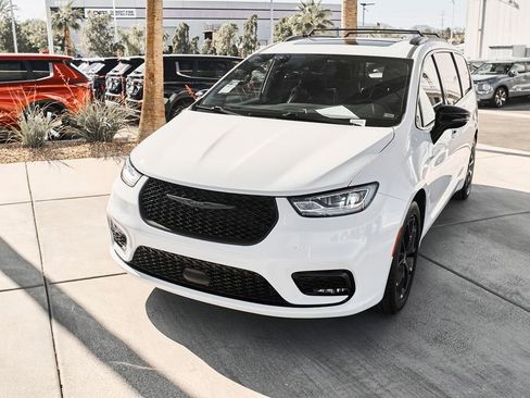 Used 2025 Chrysler Pacifica Limited image 5