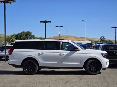 New 2026 Ford Expedition Max Platinum image 3