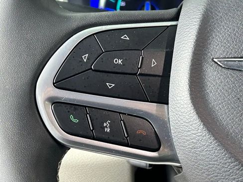 Used 2023 Chrysler Pacifica Touring-L image 28