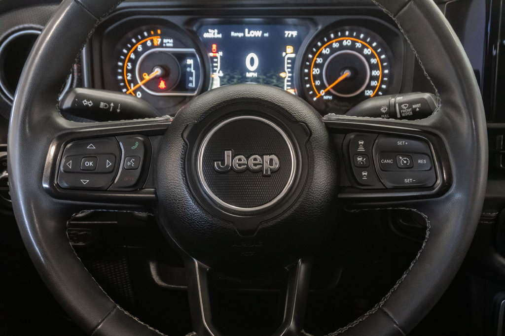 Used 2025 Jeep Gladiator Rubicon w/ Convenience Group AWD/4WD image 15