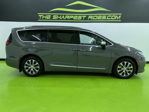 Used 2023 Chrysler Pacifica Pinnacle FWD image 11