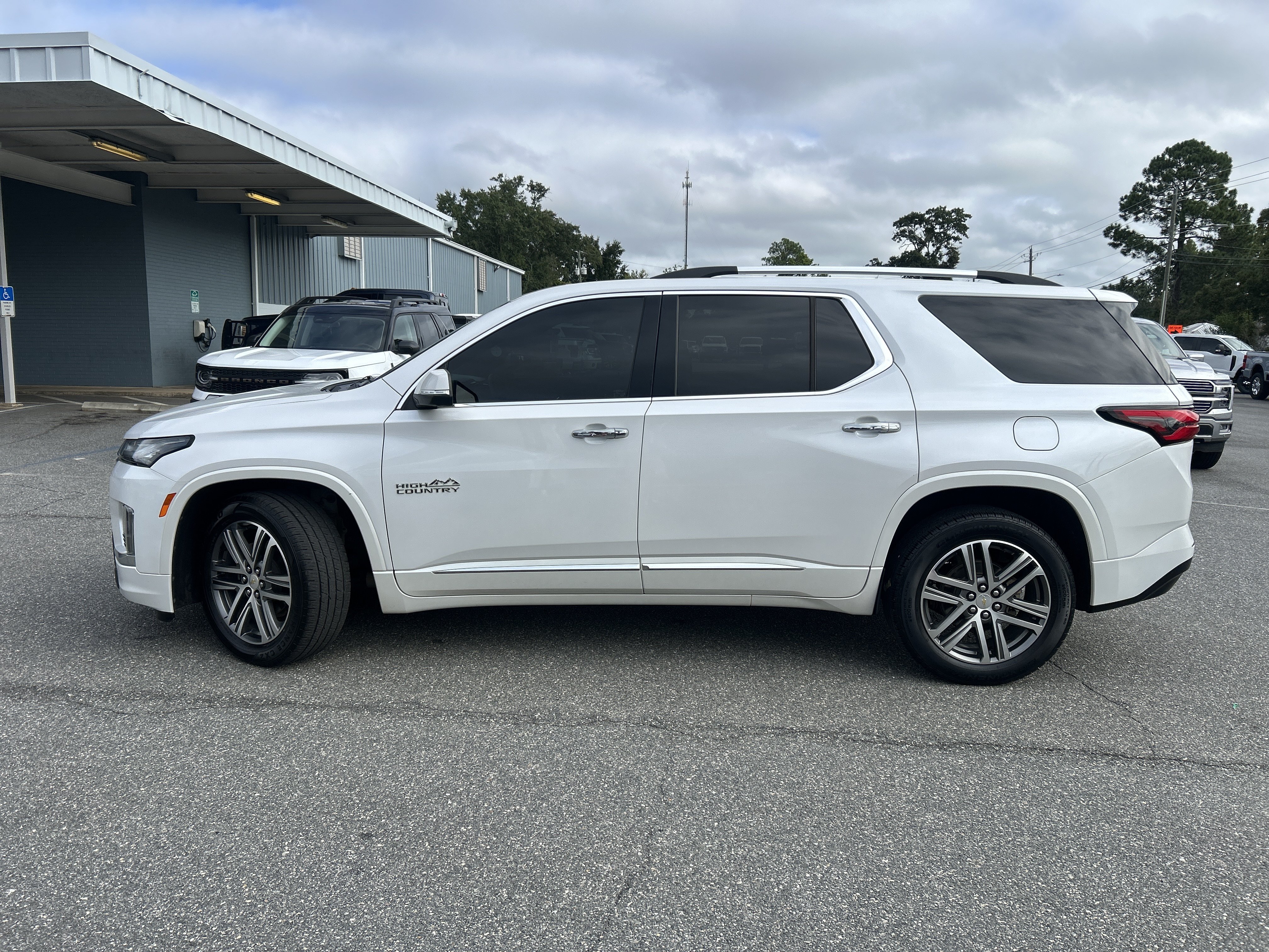 Used 2023 Chevrolet Traverse High Country w/ LPO, Floor Liner Package AWD/4WD image 4