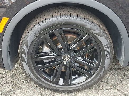 Certified 2022 Volkswagen Tiguan SE R-Line image 28