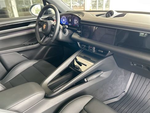 Used 2025 Porsche Macan Electric RWD image 22