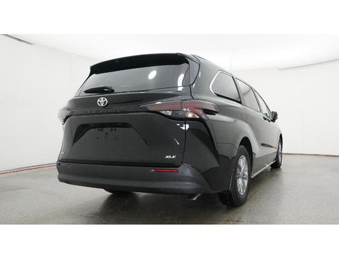 New 2026 Toyota Sienna XLE image 24