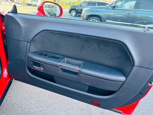 Used 2014 Dodge Challenger SRT8 image 33