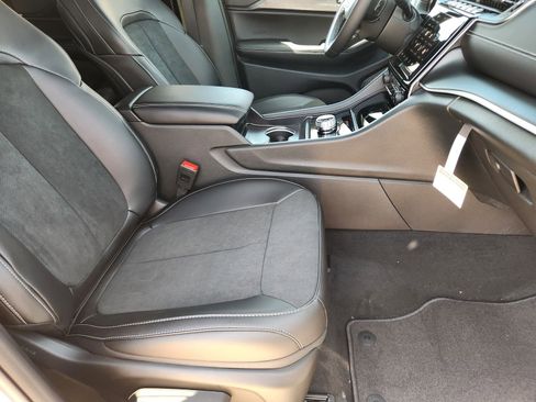 New 2025 Jeep Grand Cherokee Altitude image 11