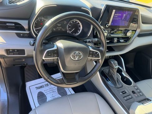 Used 2023 Toyota Highlander XLE AWD/4WD image 13