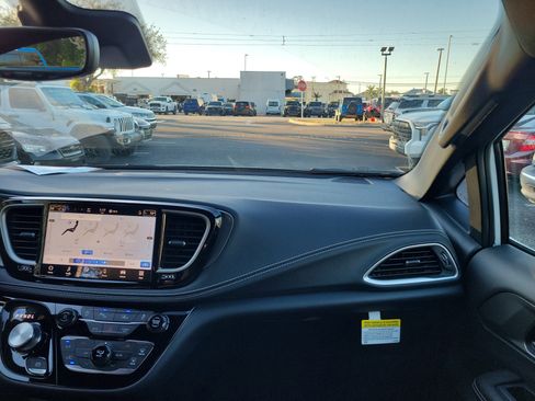 New 2026 Chrysler Pacifica Select image 9