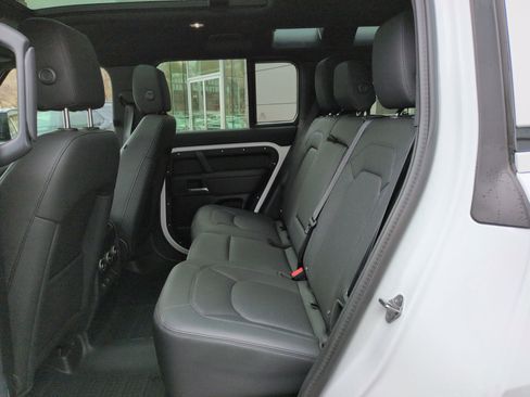 Used 2025 Land Rover Defender 110 S image 28