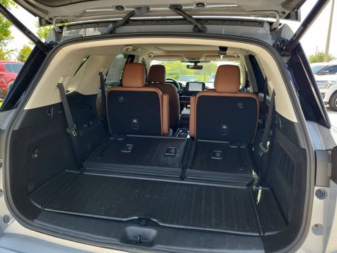 Used 2025 Nissan Pathfinder Platinum FWD image 10