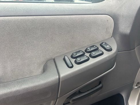 Used 2005 Ford Explorer XLT image 10