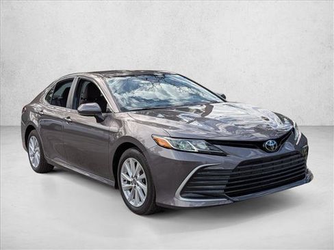 Used 2021 Toyota Camry LE image 3