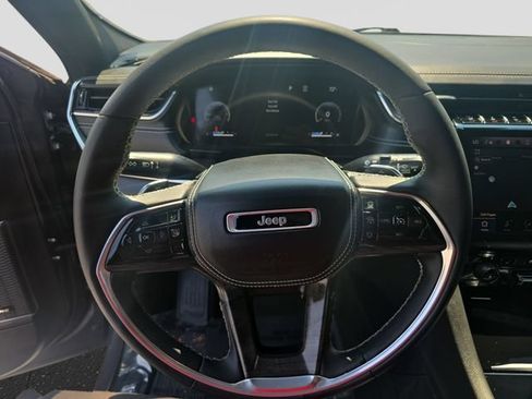 Used 2023 Jeep Grand Cherokee Overland RWD image 18