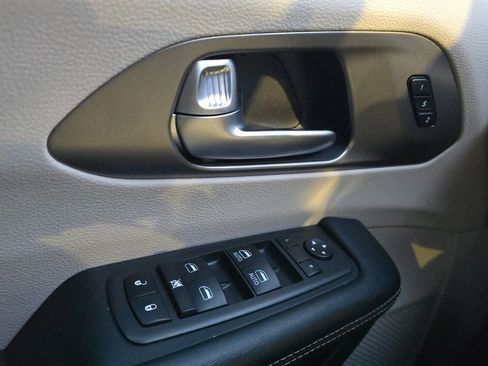 Used 2022 Chrysler Pacifica Touring-L image 25