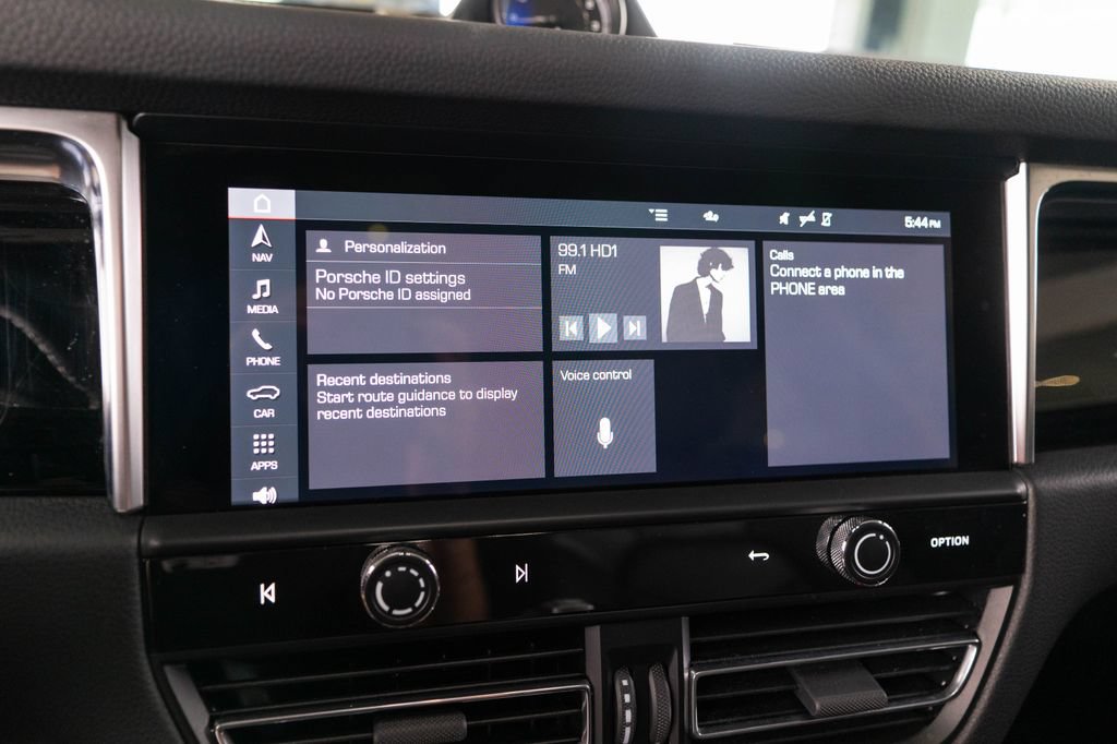 Certified 2024 Porsche Macan S AWD/4WD image 29
