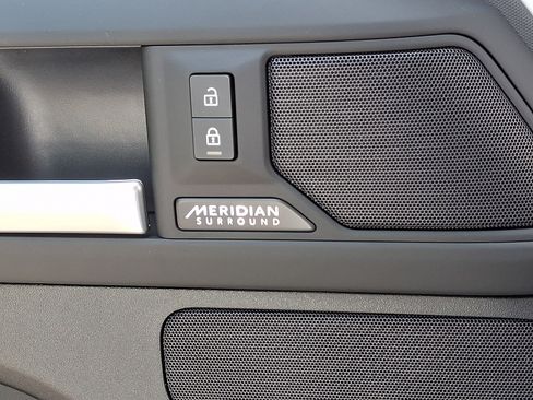 Used 2025 Land Rover Defender 110 X-Dynamic SE AWD/4WD image 24