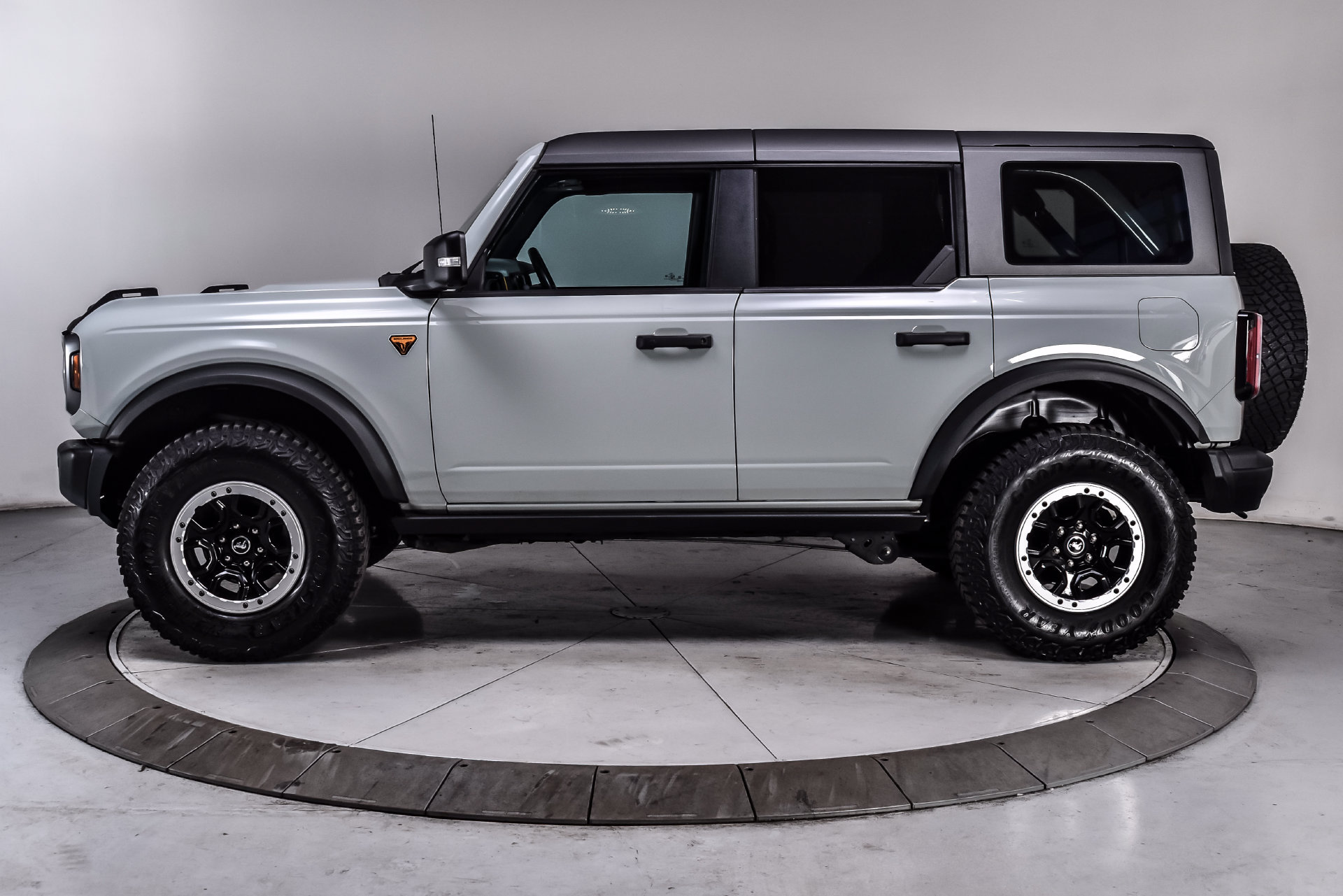 Used 2023 Ford Bronco Badlands w/ Sasquatch Package AWD/4WD image 3