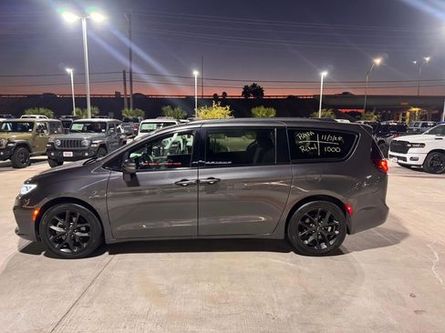 Used 2021 Chrysler Pacifica Touring w/ S Appearance Package image 2