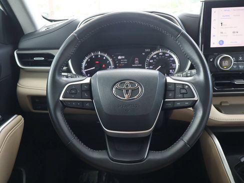 Used 2023 Toyota Highlander XLE FWD image 38