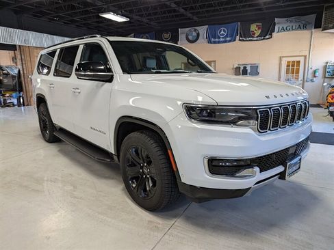 Used 2025 Jeep Wagoneer L Series II w/ 8-pass Seating Package AWD/4WD image 1
