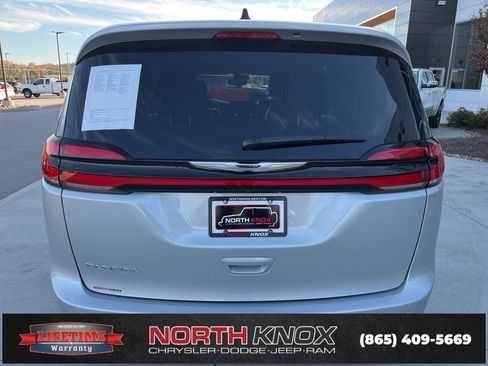 Used 2024 Chrysler Pacifica Touring-L image 19