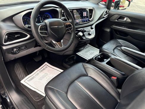 Used 2025 Chrysler Pacifica Select FWD image 16