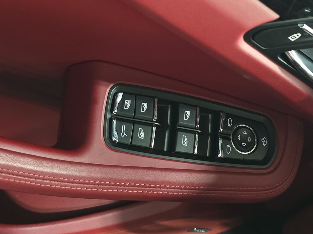 Certified 2026 Porsche Macan AWD/4WD image 21